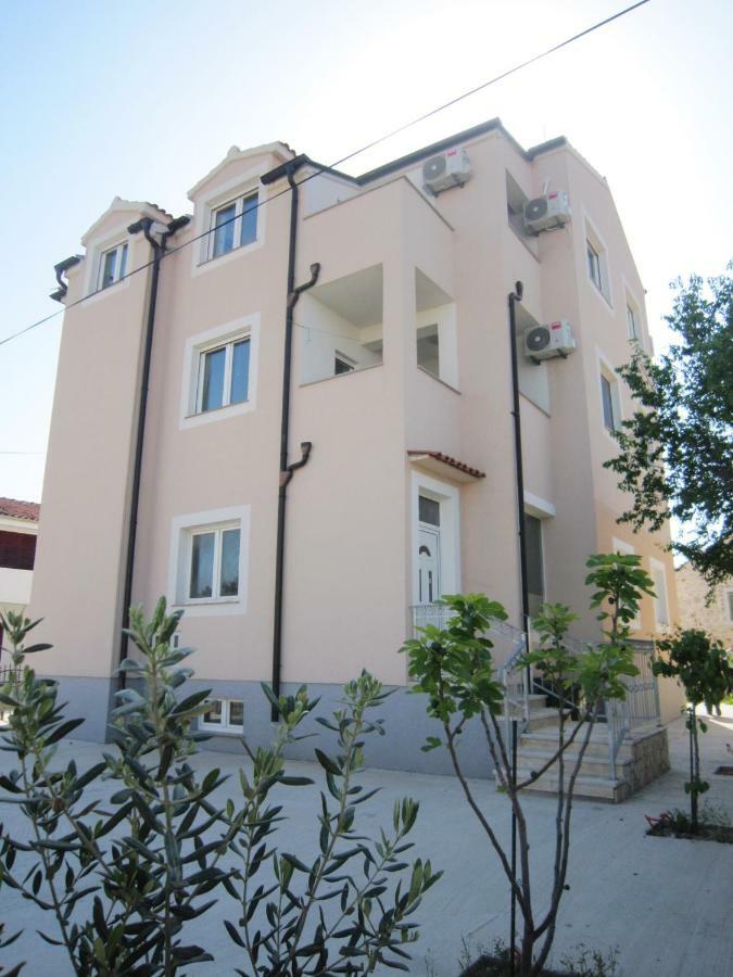 M&B Guest House Srima Esterno foto