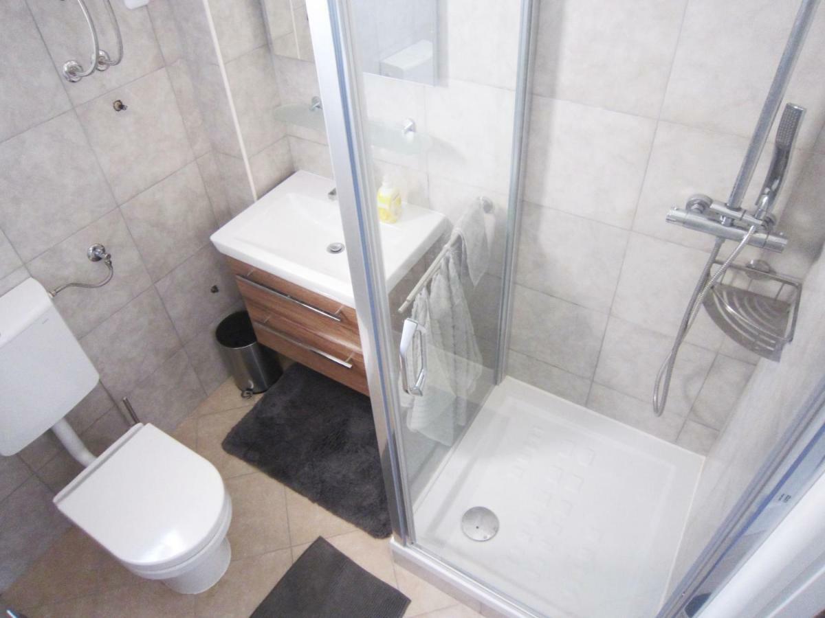 M&B Guest House Srima Esterno foto