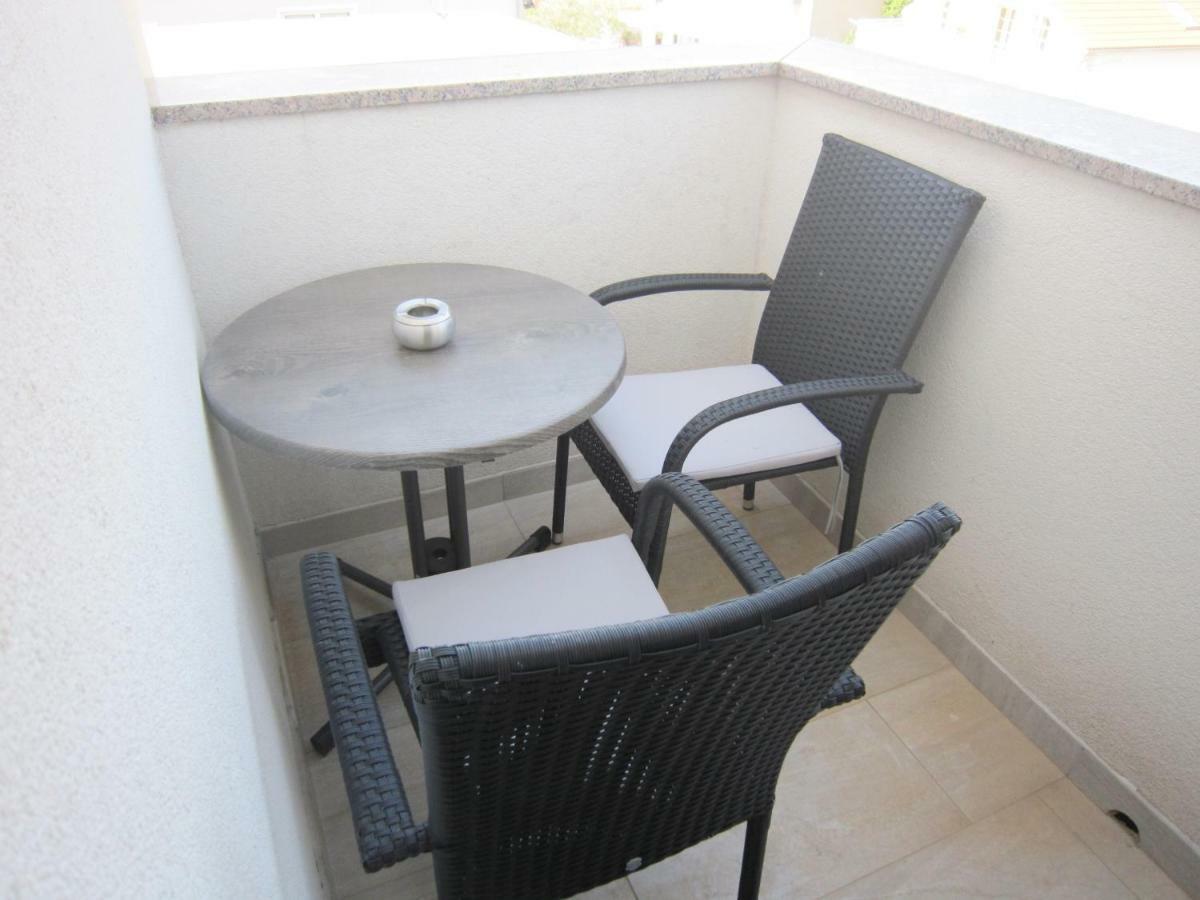 M&B Guest House Srima Esterno foto